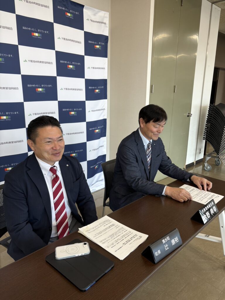 十勝清水町辻町長（左1）及今野理事長（右1）出席致詞。