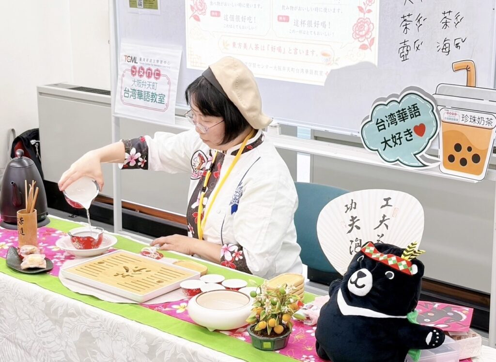 陳洳豔校長示範臺灣茶沖泡，並從東方美人茶介紹臺灣客家茶文化與風土特色。