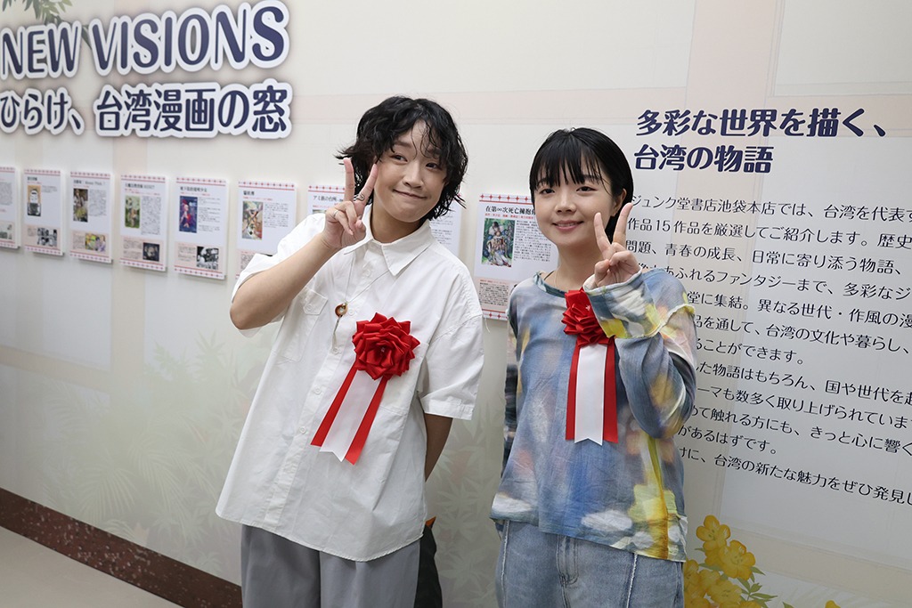 臺灣漫畫家高妍、南南日於淳久堂書店展區合影(臺灣文化中心提供)