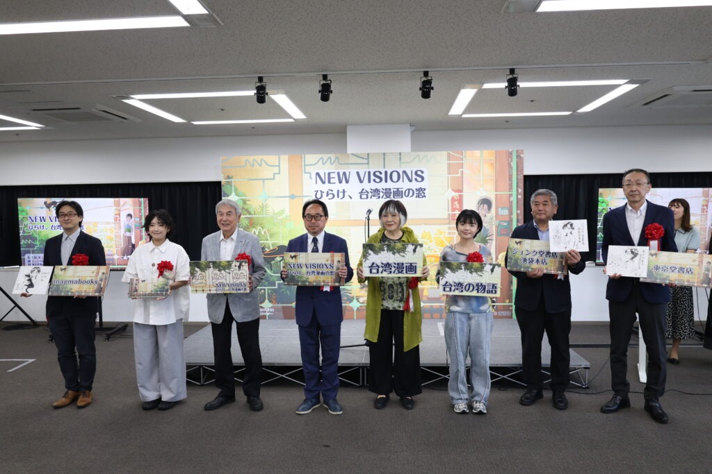 臺灣文化中心主任曾鈐龍(左4)、臺灣漫畫家高妍(右3)、南南日(左2)、日本漫畫家協會理事長里中滿智子(右4)、手塚製作公司代表取締役社長松谷孝征(左3)於開幕式合影(臺灣文化中心提供)