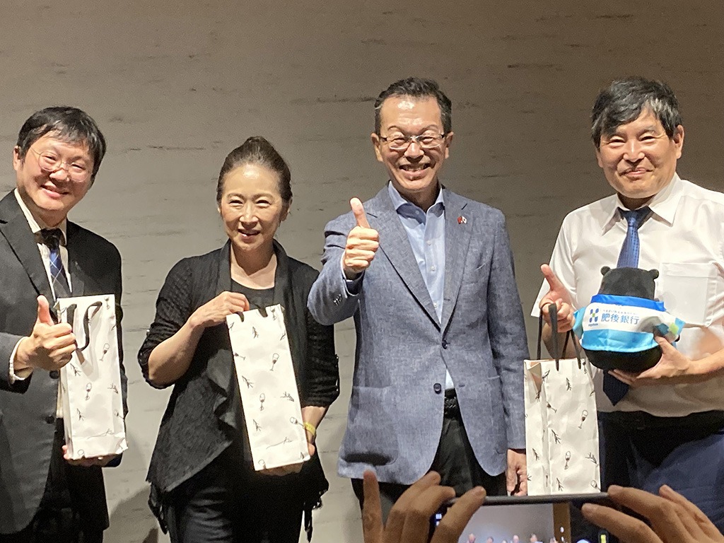 國立陽明交通大學李鎮宜副校長（右）致贈禮物給來賓（肥後銀行取締役常務執行役員岩下酉紀（中右）合唱團指揮王郁馨（中左）與團長陳鏗任（左）