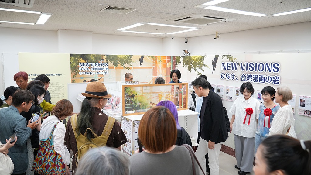 開幕式後貴賓參觀淳久堂書店展區(臺灣文化中心提供)