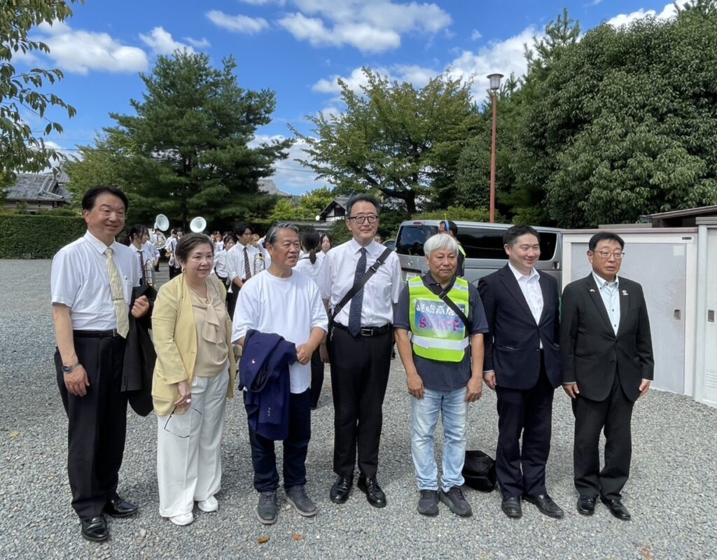 參加嵯峨商店街夏日祭典貴賓合影