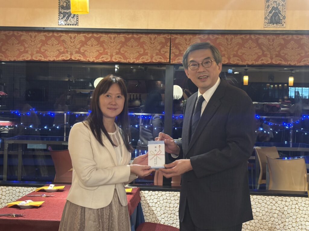 左:吳育珊校長、右:周學佑公使
