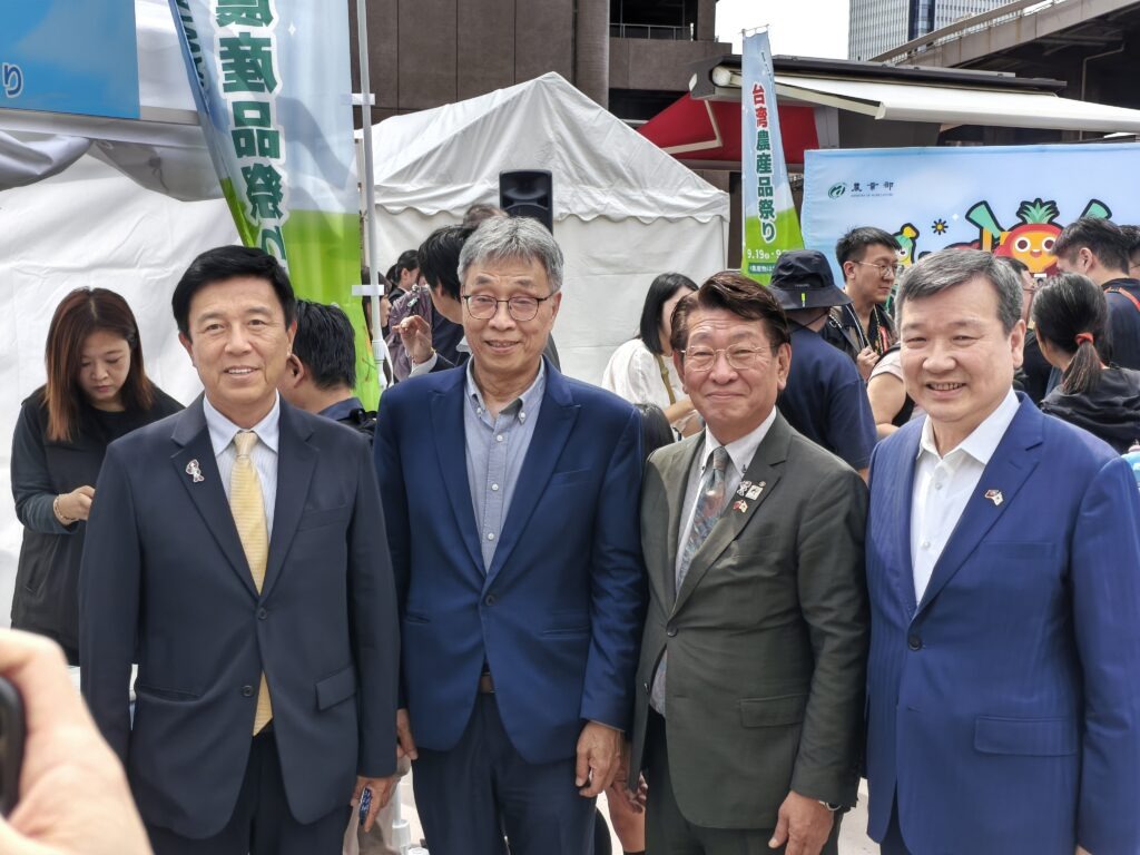 会場で記念撮影する陳駿季農業部長（左から2人目）、藤田和秀名古屋市議（右から2人目）、李逸洋駐日代表（右）ら。