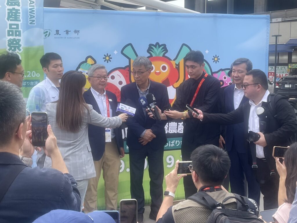 日本市場での台湾農産物の販路拡大について、メディアの取材に応じる陳駿季農業部長。