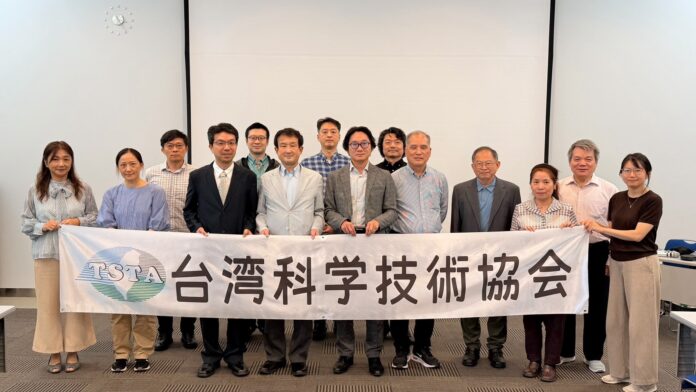 【全體出席人員合照】前排右6:台灣駐日代表處科技組 林育聖課長,前排左3:台灣科學技術協會理事長 王貞翊,前排左4: 安全保障戰略研究所 勝海仁講師 【全體出席人員合照】前排右6:台灣駐日代表處科技組 林育聖課長,前排左3:台灣科學技術協會理事長 王貞翊,前排左4: 安全保障戰略研究所 勝海仁講師