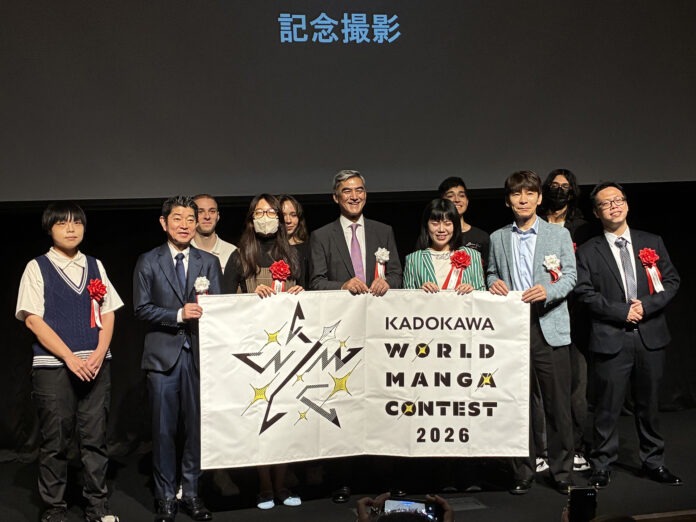 本次得獎者與主辦單位角川公司大合影(左1為MurJi、右3為Eli Lin,台灣文化中心提供) 本次得獎者與主辦單位角川公司大合影(左1為MurJi、右3為Eli Lin,台灣文化中心提供)