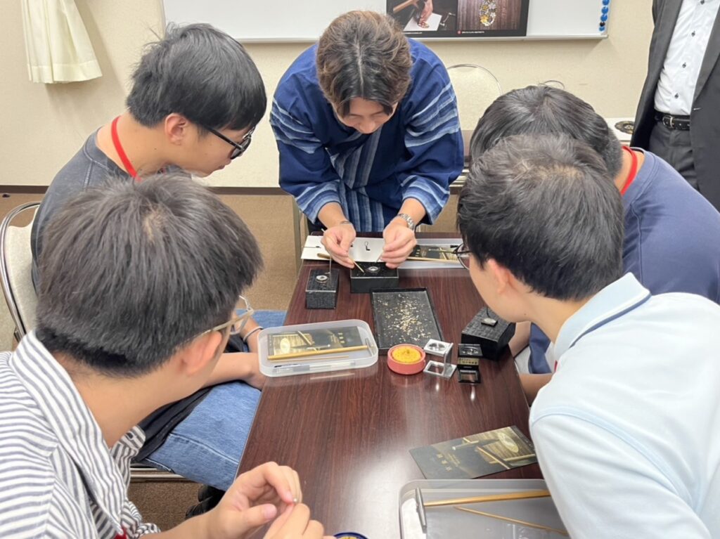 留學生專心學習「京象嵌」傳統工藝