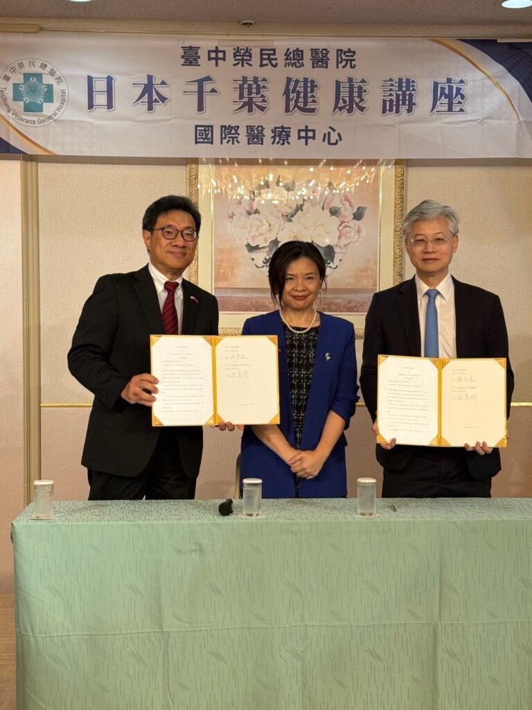 簽署合作備忘錄,左起王育崎會長、劉夏如組長、傅雲慶院長
