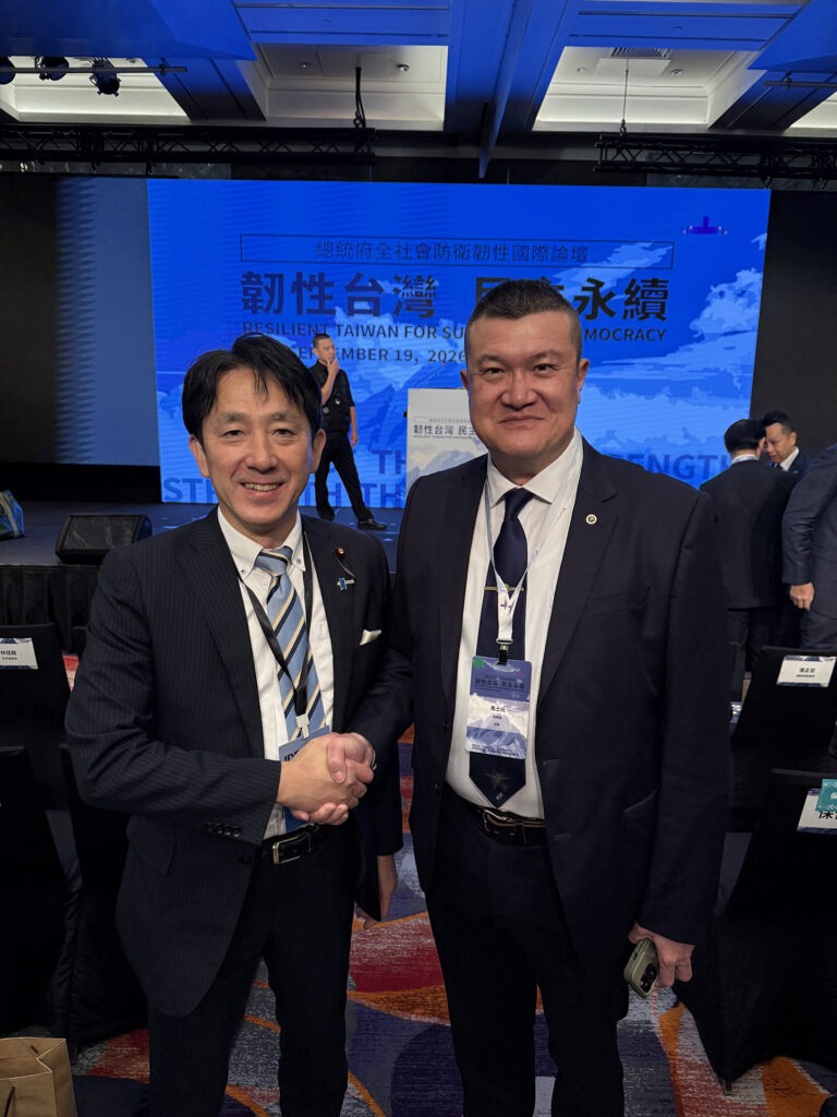 右:内政部 馬士元政務次長