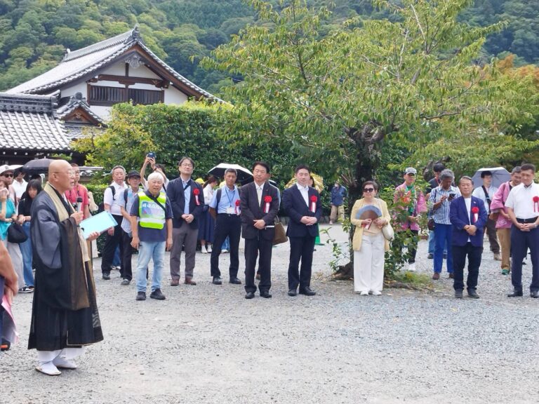 出發前聆聽天龍寺住持的勉勵與祝福