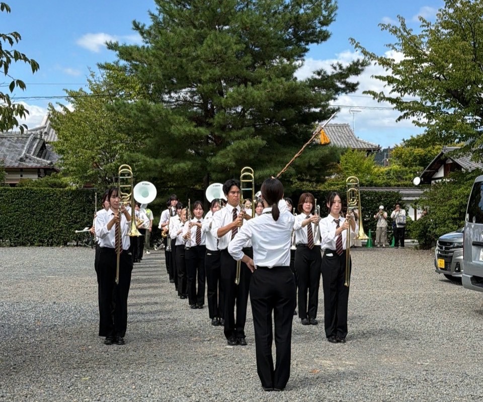 京都橘大學的吹奏樂隊遊行演出十分精彩