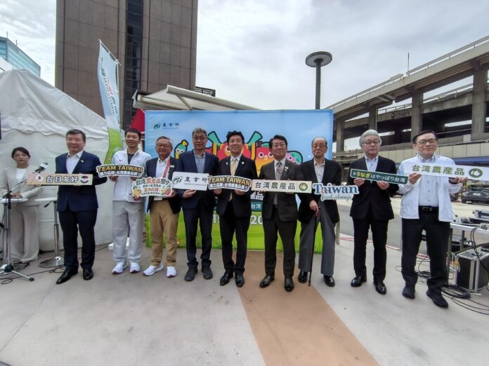 台湾農産物の魅力をPRする「農力應援 臺灣農產品推廣園遊會」の参加者ら。 台湾農産物の魅力をPRする「農力應援 臺灣農產品推廣園遊會」の参加者ら。