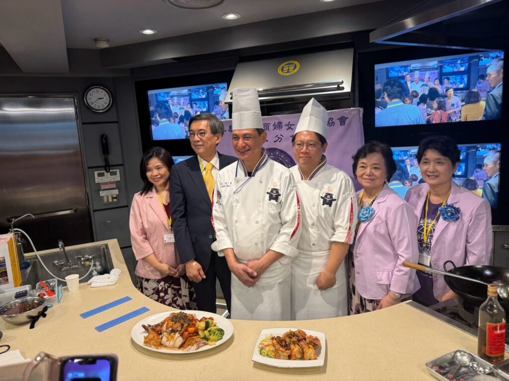 左起劉夏如組長、周學佑公使、江信毅料理長、呂偉嵩副料理長、蕭悧悧會長、竜川姫副會長