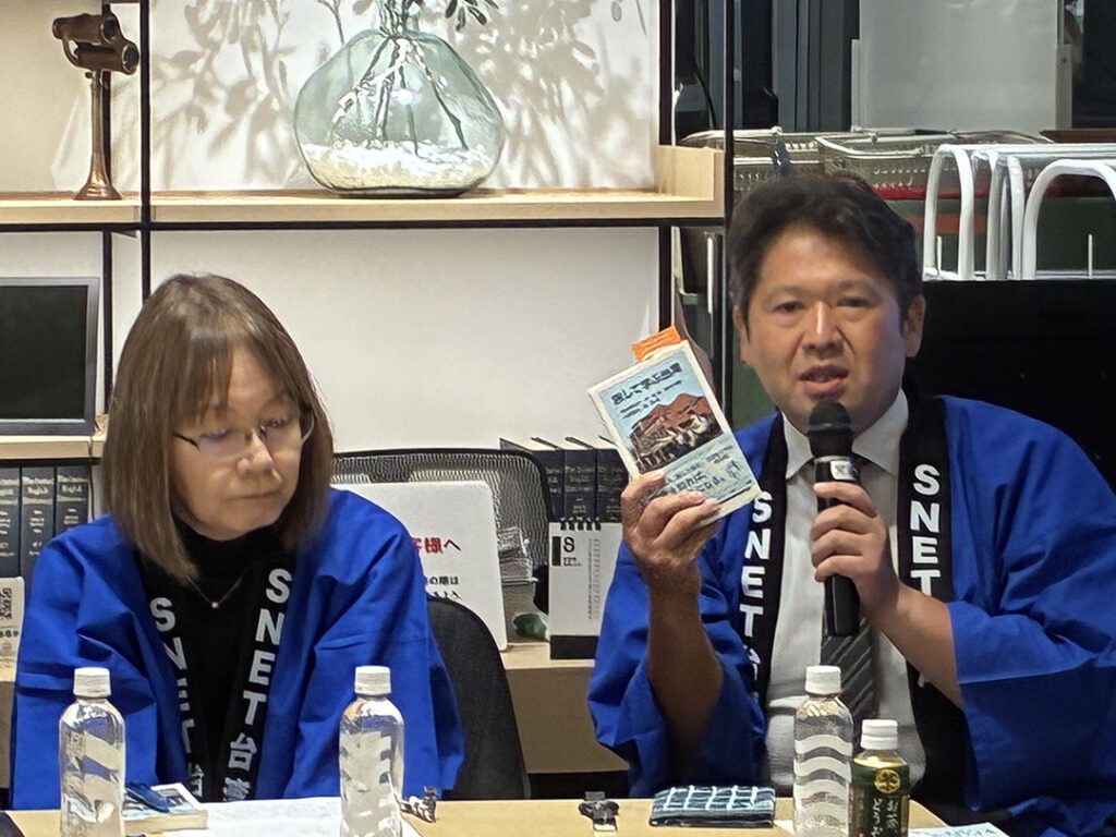 山崎直也老師(右)介紹本書(台灣文化中心提供)