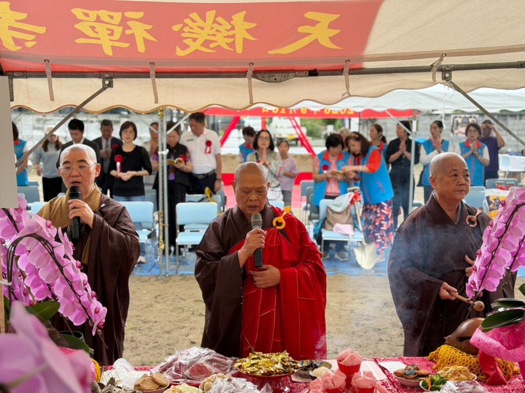 天機禪寺地鎮祭現場，左起為上地下湛法師、上天下玄法師、上地下信法師。