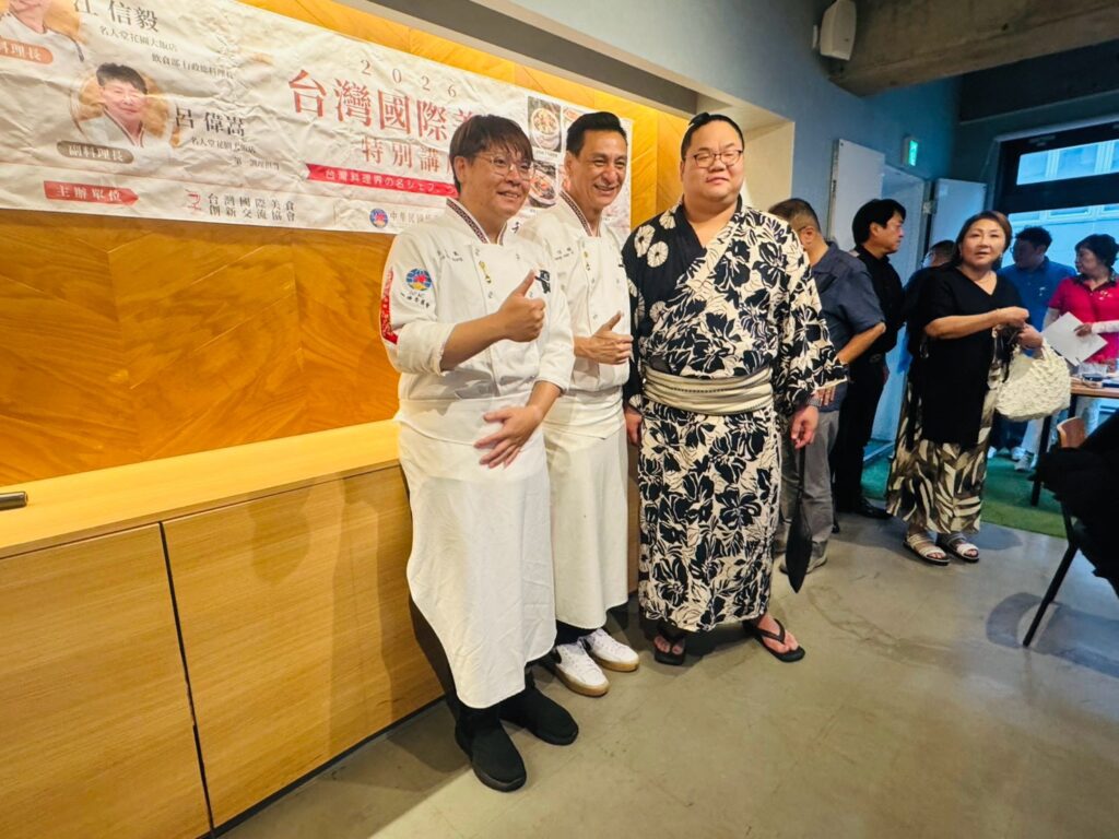 東白龍雅士(右1)、主廚江信毅(左2)、助理主廚呂偉嵩(左1)合影