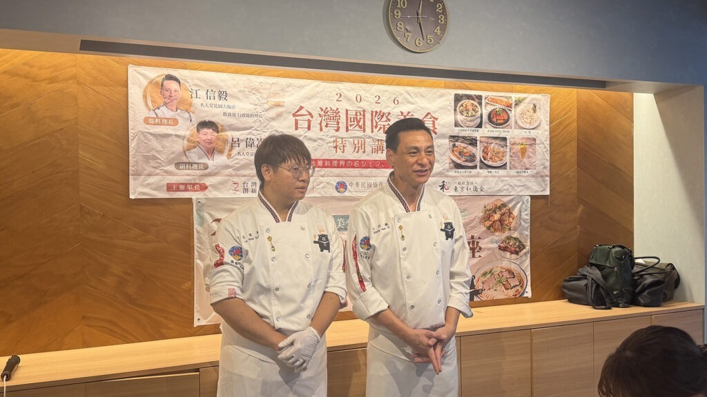 主廚江信毅(右1)、助理主廚呂偉嵩(左1)