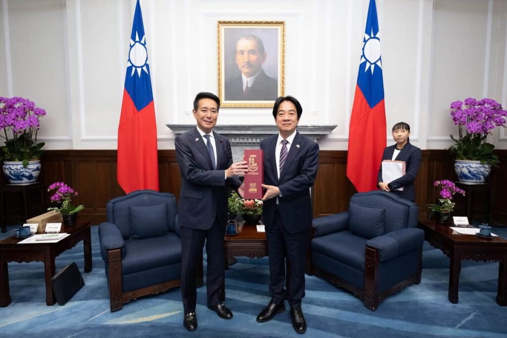 左:前原誠司衆議院議員、右:賴清德総統