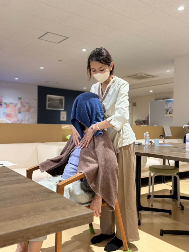 お客様への施術の様子