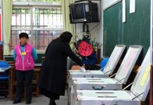 台湾の地方選に中国出身配偶者26人が立候補 日本との制度の違いに注目 台灣民眾在投票所投下選票。圖為過去總統、副總統及立法委員選舉投票情形。(台灣新聞社資料照片)