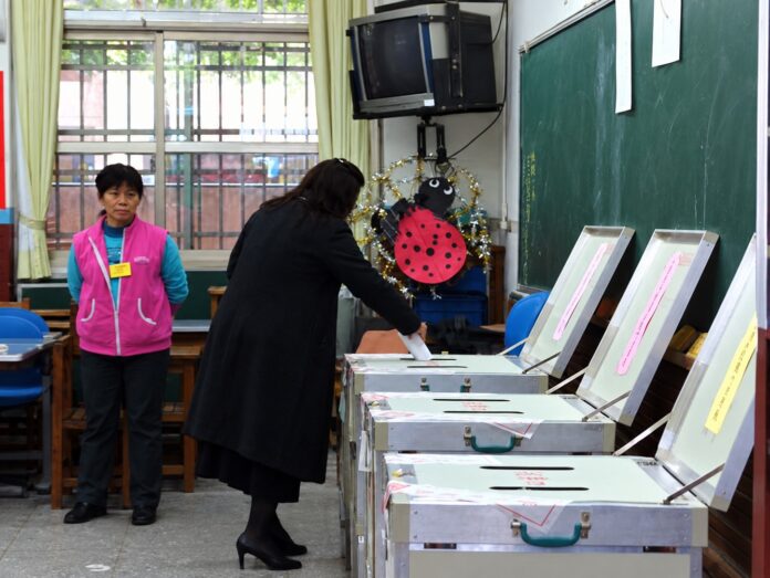 台灣民眾在投票所投下選票。圖為過去總統、副總統及立法委員選舉投票情形。（台灣新聞社資料照片）