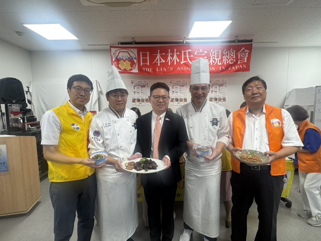左起横浜台商会林子傑會長、呂偉嵩副料理長、横浜辦事處蘇岳璽處長、江信毅料理長、林氏宗親會林隆裕會長