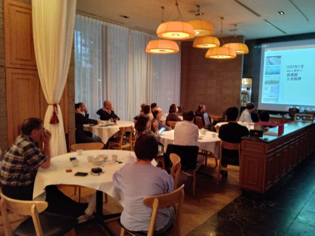 会日本聯誼会の特別講演会で、参加者が熱心に講演に耳を傾ける様子。