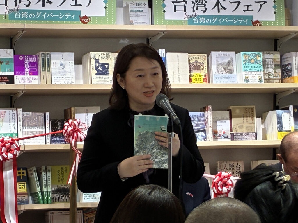 SNET台灣代表理事、日本大學教授赤松美和子介紹本年度《臺灣書旅》小冊(臺灣文化中心提供)