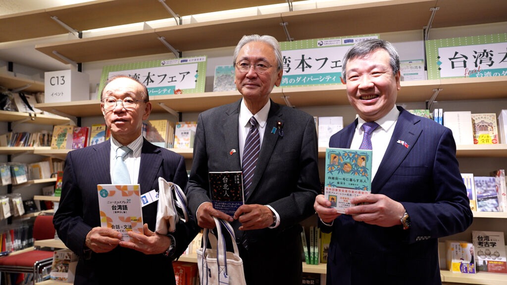 李逸洋大使手持楊双子《四維街1號》日譯本、日本台灣友好議員聯盟會長古屋圭司眾議員手持白先勇《四維街1號》日譯本、日本台灣交流協會理事長谷崎泰明手持村上嘉英《New Express 台灣語》台語學習書於展區合影