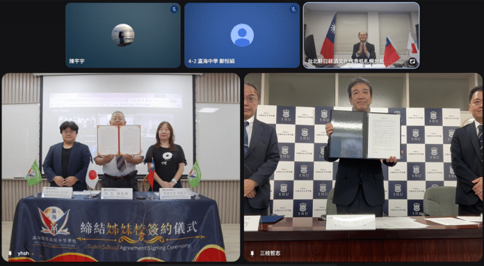 兩校校長簽署協定書並合影 兩校校長簽署協定書並合影