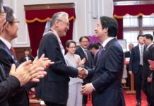 超党派議員ら27人が台湾訪問で双十節を祝う 賴清德總統10月10日接見日本國會議員國慶祝賀團,與日本台灣友好議員聯盟會長古屋圭司握手。(照片來源:總統府)
