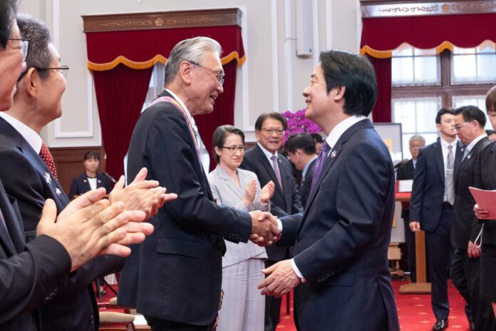 賴清德總統10月10日接見日本國會議員國慶祝賀團,與日本台灣友好議員聯盟會長古屋圭司握手。(照片來源:總統府) 賴清德總統10月10日接見日本國會議員國慶祝賀團,與日本台灣友好議員聯盟會長古屋圭司握手。(照片來源:總統府)