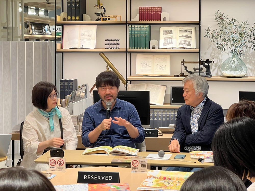劉旭恭(中)與松本猛（右）對談，向日本讀者介紹臺灣繪本創作。（台灣文化中心提供）
