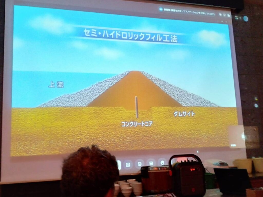 武長玄次郎教授は、鳥山頭ダムに採用された「セミ・ハイドロリックフィル工法」を紹介し、水力を利用した堤体の築造方法や、地震に対応した設計上の特徴について解説した。