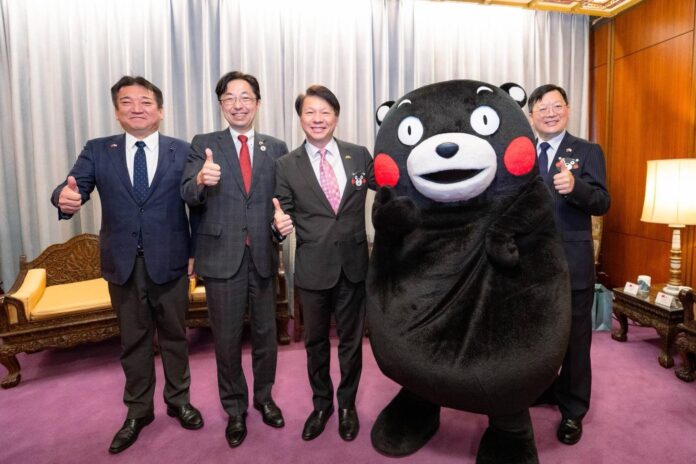 外交部主任秘書甄國清(中)熊本県知事木村敬(左二)、熊本県議會議長內野幸喜(左一)及「くまモン」部長紀念合影。 外交部主任秘書甄國清(中)熊本県知事木村敬(左二)、熊本県議會議長內野幸喜(左一)及「くまモン」部長紀念合影。