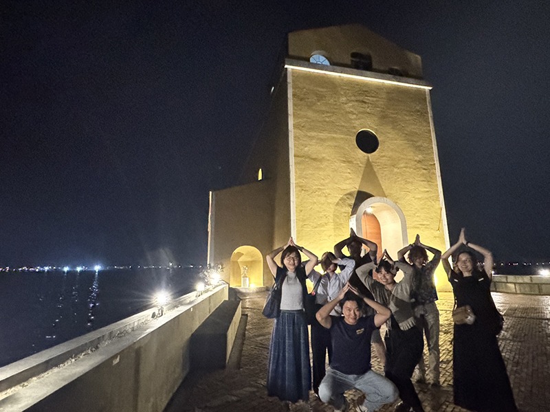 夜訪「海上教堂」咖啡，在浪漫燈光與海風下合影留念。