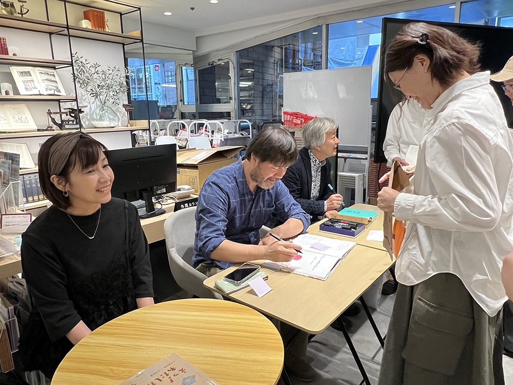 劉旭恭（中）、松本猛（右）及譯者中村加代子於座談後為讀者簽書。（台灣文化中心提供）