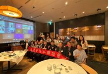 国建会日本聯誼会は特別講演会および懇親交流会を開催。会場の来賓や会員、オンライン参加の研究者・専門家らが記念撮影を行い、会場とオンラインを合わせ50人以上が参加した。