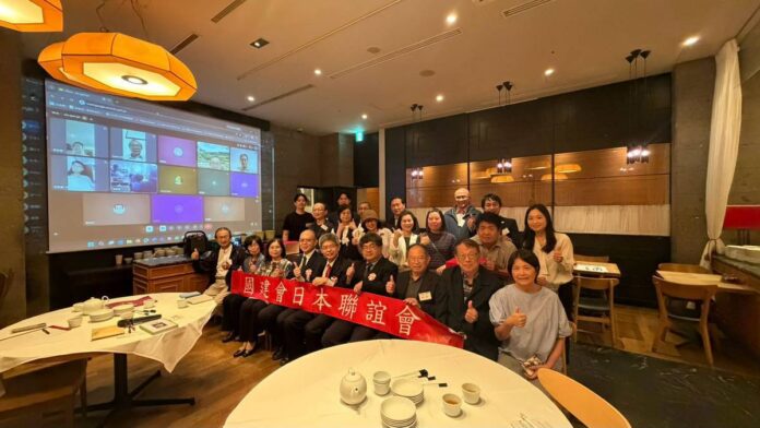 国建会日本聯誼会は特別講演会および懇親交流会を開催。会場の来賓や会員、オンライン参加の研究者・専門家らが記念撮影を行い、会場とオンラインを合わせ50人以上が参加した。